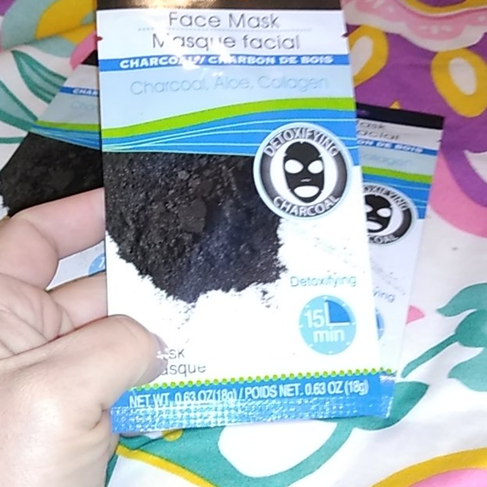 Charcoal detoxifying face mask X3